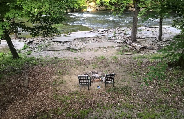 River Access ☀Easy Access ☀Hot Tub ☀Sleeps 4 ☀Well Equipped
