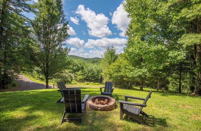 River Bend Retreat Log Cabin w/Hot Tub, Views & Privacy - Near New River State Park