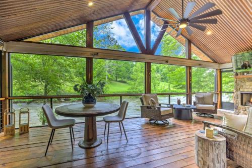 River Cottage of Blue Ridge - Outdoor Lounge with Gorgeous Views + a Hot Tub and Firepit!