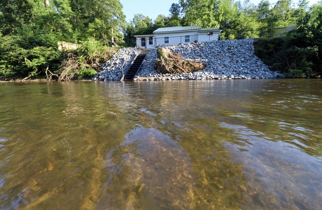 River Front Cottage at the base of the Blue Ridge. Pet and Kid Friendly!