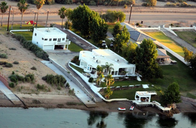 River Front guest house with Ramp, Beach, Volleyball, and Gazebo on the Water