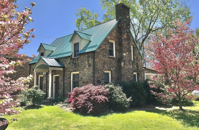 River front home, walkable to Hot Springs Spa & downtown - Red Bridge Cottage