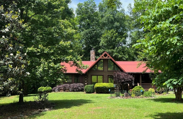 River front log home 3 miles from Tryon Equestrian Center, gated community
