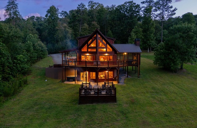 River Front! Pool Table! Riverfront Fire Pit! Hot Tub! BlueRidgeScenicRailway!