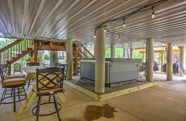 River Haus - Riverfront Luxury Vacation Home in Downtown Helen