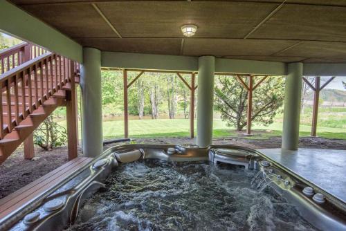 River Haven on the New River - Hot Tub & Ultimate Outdoor Space! Sleeps 6!