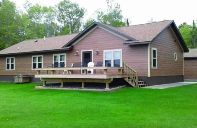 River Rock Cottage Is Located On The Shore Of Lake Superior On Chequamegon Bay.