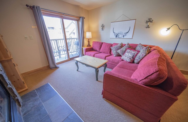 River Run Condo, Walk to Skiing, Pool/Hot Tub