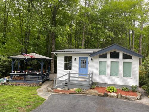 River Run Cottage Modern 2BR Waterfront Retreat in Linville Land Harbor