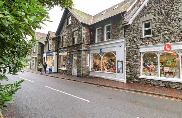 RIVERBANK, pet friendly, with a garden in Grasmere