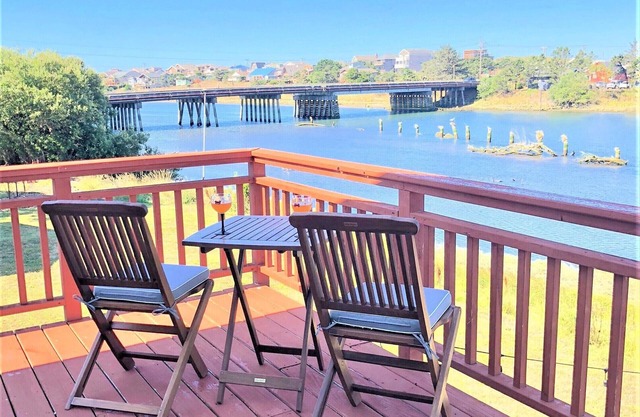 Riverfront and 1-1/2 Blk to Beach Access, Amazing Water Views, Pet Friendly