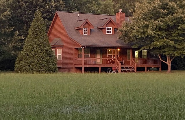 Riverfront Cabin! Mountain Views, Pool, Hot Tub, Fishing, Tubing, Fire Pit, WIFI