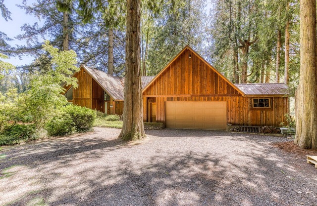 Riverfront, dog-friendly home with gorgeous setting, floating tubes & grand piano