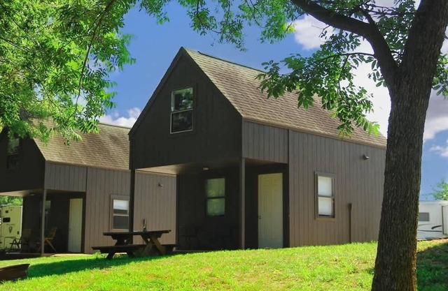 Riverfront Getaway: Fire Pit, Cozy Loft (Cabin 2)