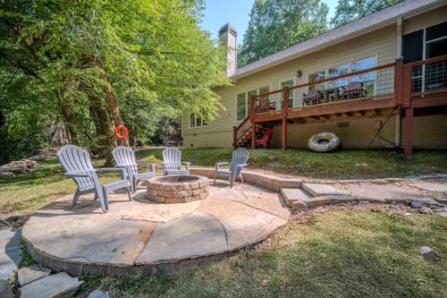 Riverfront Home w Deck & Hot Tub