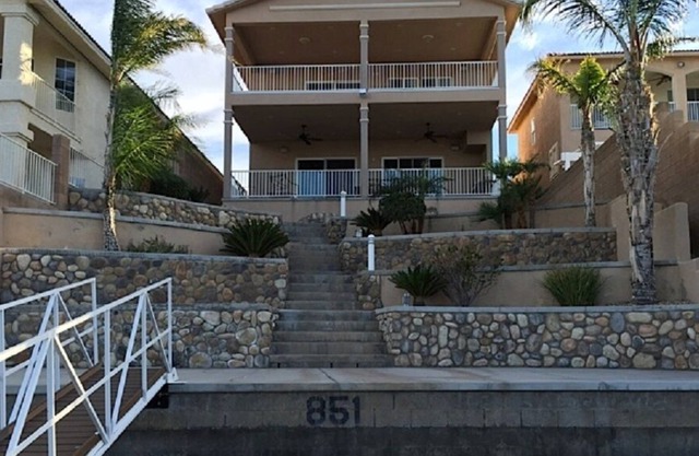 Riverfront House / spacious upper and lower entertaining decks with great views.