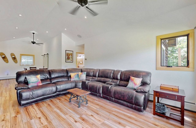 Riverfront house w/valley & distant mountain views, fireplace, w/d, wifi