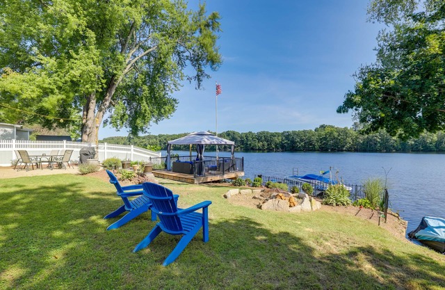 Riverfront New Hampshire Cottage w/Boat Dock