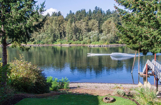 Riverfront Portland Area Cottage. The ultimate romantic and peaceful retreat!