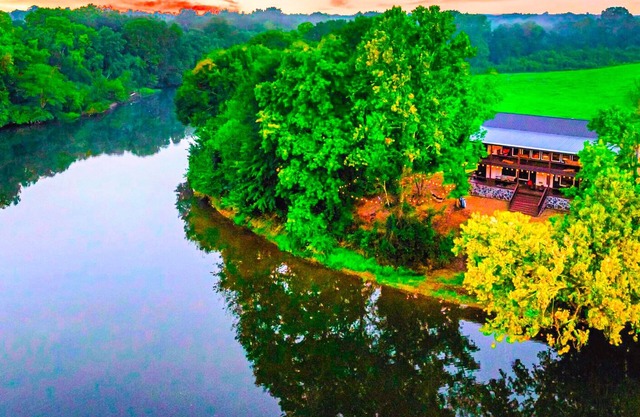 Riverfront Retreat | Kayaks, Fishing & Hot Tub!