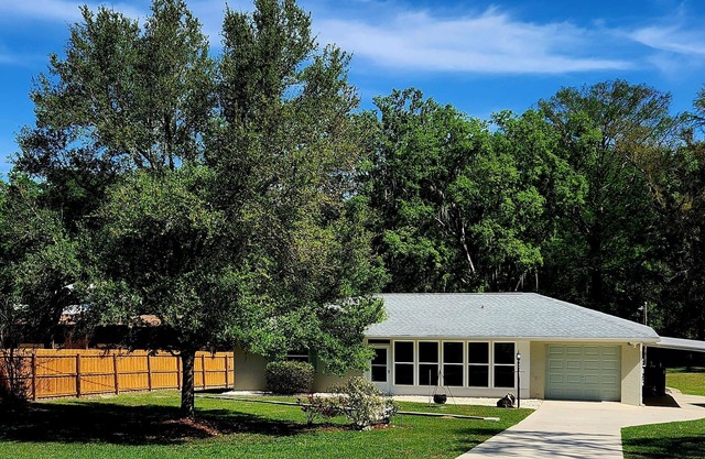 Riverfront Retreat on the Withlacoochee River and only minutes to Rainbow River!