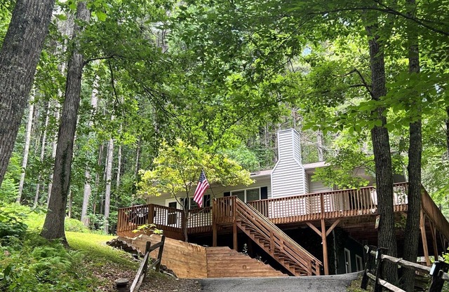 RIVERFRONT,WIFI,Hot tub,Dog Friendly,Firepit,Fireplace,Smart TV's,PingPong,