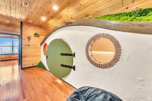 Rivers Ledge Cabin with breathtaking views hot tub & indoor pool
