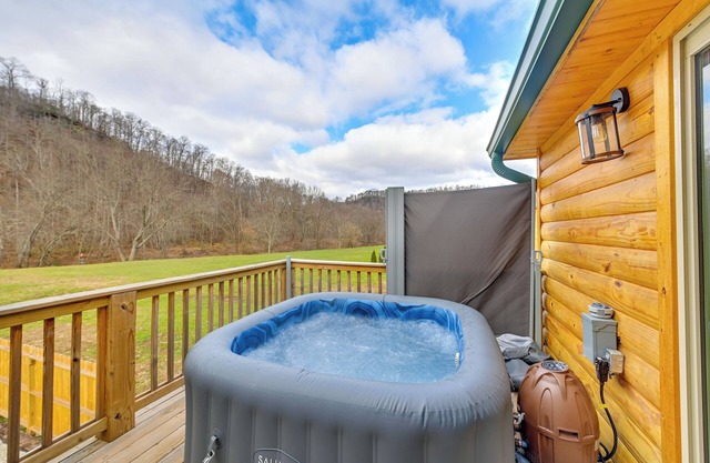 Riverside Beattyville Cabin w/Kayaks & Fire Pit!