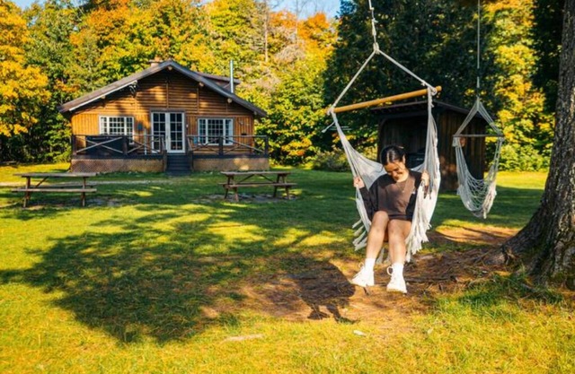 Riverside Cabin: Kayaking, Fishing, and Relaxation