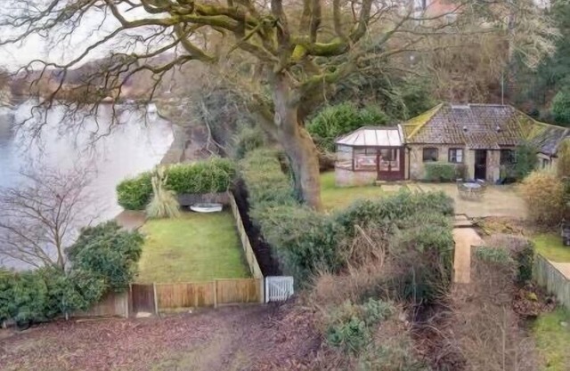 Riverside cottage in idyllic location with private mooring.Great for fishing!