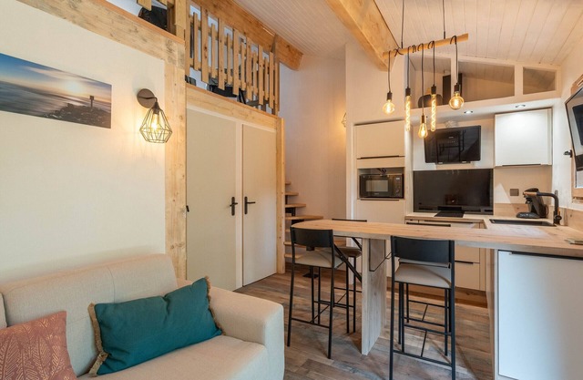 Riverside Cottage in Mimizan Beach, 4 Guests, 2-Star, Renovated, Bike Paths, Terrace, Near Ocean