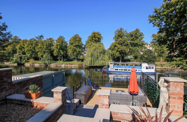 RIVERSIDE COTTAGE, with a garden in Shrewsbury