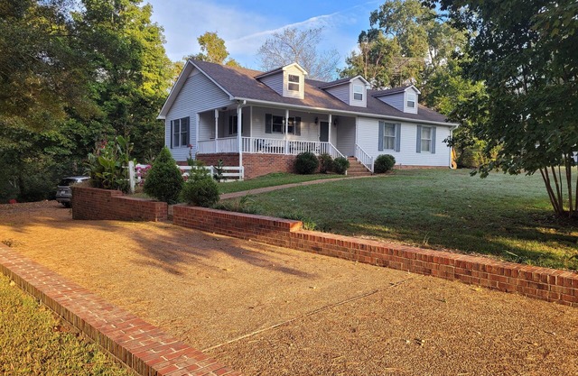 Riverside Getaway - Enjoy Quiet Life Right on the Duck River