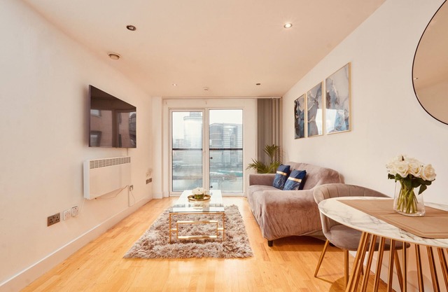 Riverside Leeds Dock Apt Free Secure Parking!