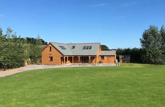 RIVERSIDE LODGE, pet friendly, with a garden in Washford