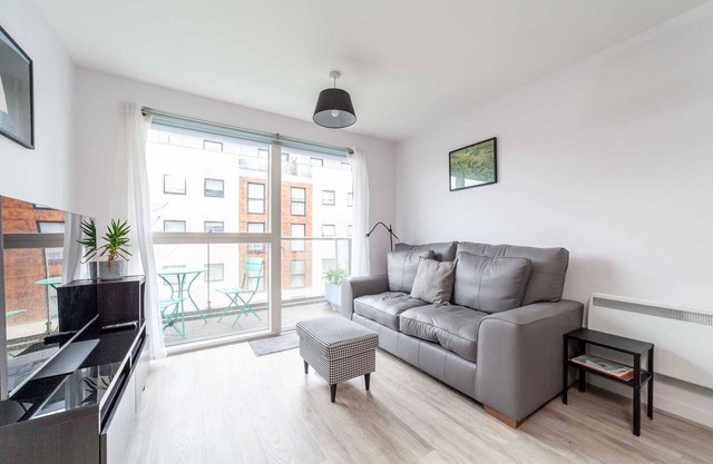 Riverside Retreat Modern Flat in Brentford
