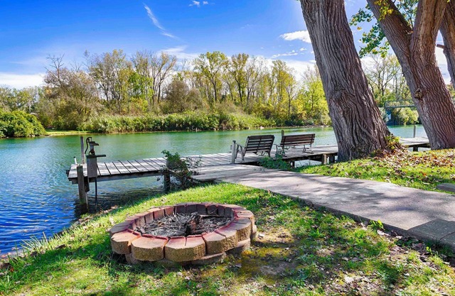 Riverside Retreat: Private Location and lake access!