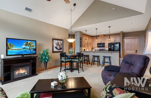 Riverstone Village—Gorgeous Top-Floor Condo, Modern Kitchen, & Community BBQ Area!