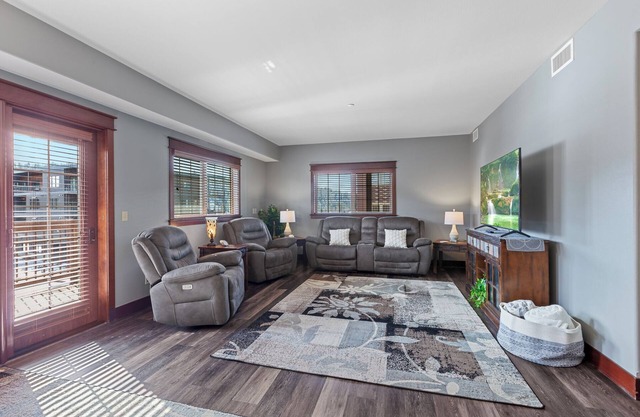 Riverstone Village—Spacious 2nd Floor Corner Unit w/Wrap-Around Patio