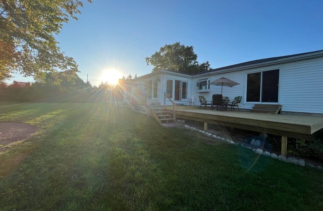 Riverview House. Close to River, Trails and Town. Comfortable 3 bedroom home.