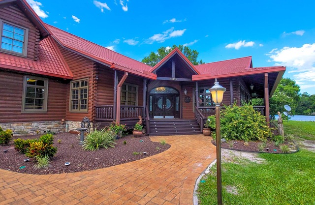 Riverview- Log Cabin- Special pricing August!/September BOOK NOW!