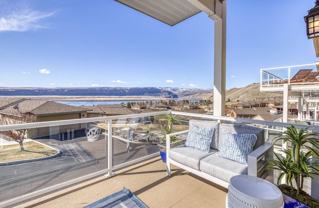 Riverview Townhome, w/access to hot tub, pools, golf, boat launch & more!