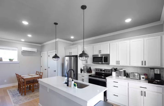 Riverwalk Townhome - 2 Full Bath & Free Parking