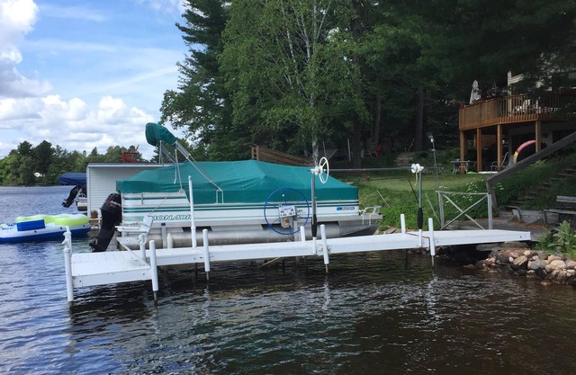 Riverwood Cottage-In town, on Eagle River chain of lakes and golf course views.