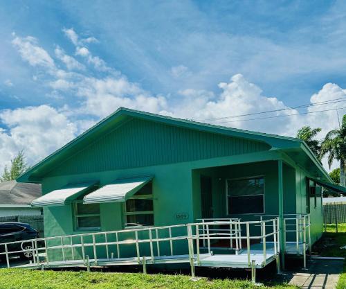 Riviera Haven, 10 Minutes from the Beach, Coastal Town, Quaint & Comfy