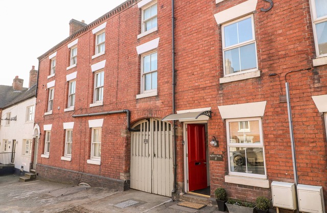 ROBIN'S NOOK, pet friendly, character holiday cottage in Ashbourne