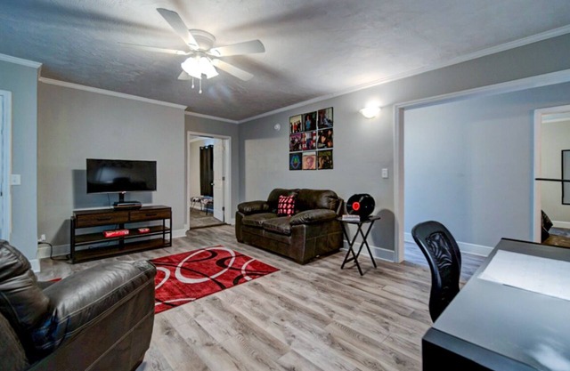 Rock and Roll Residence - short drive to Music City at 1/3 the Price!