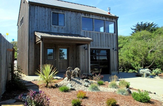 Rock Garden: 30-day rental with ocean view, up from Old Town Bandon waterfront