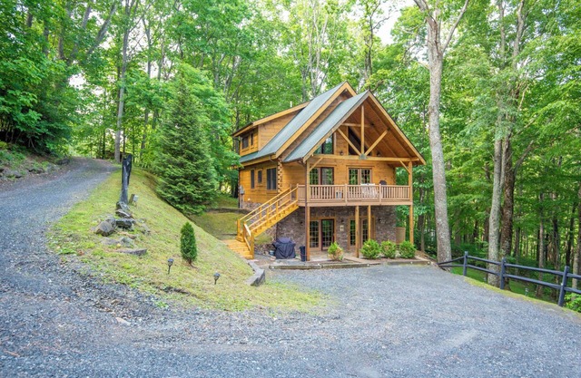 Rock n Rhapsody - Blue Ridge Log Cabin - Minutes to West Jefferson - Fireplace - Foosball