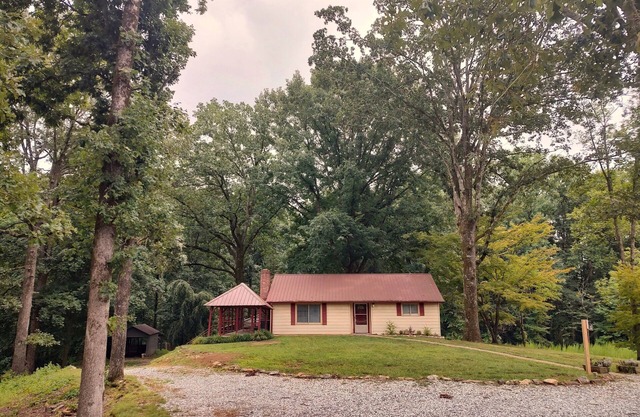 Rockford Ranch Retreat w/Stocked Pond Dog Friendly!